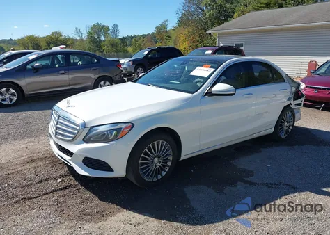 2015 Mercedes-Benz C 300 Luxury 4Matic z USA, uszkodzony, nr VIN 55SWF4KB4FU035020